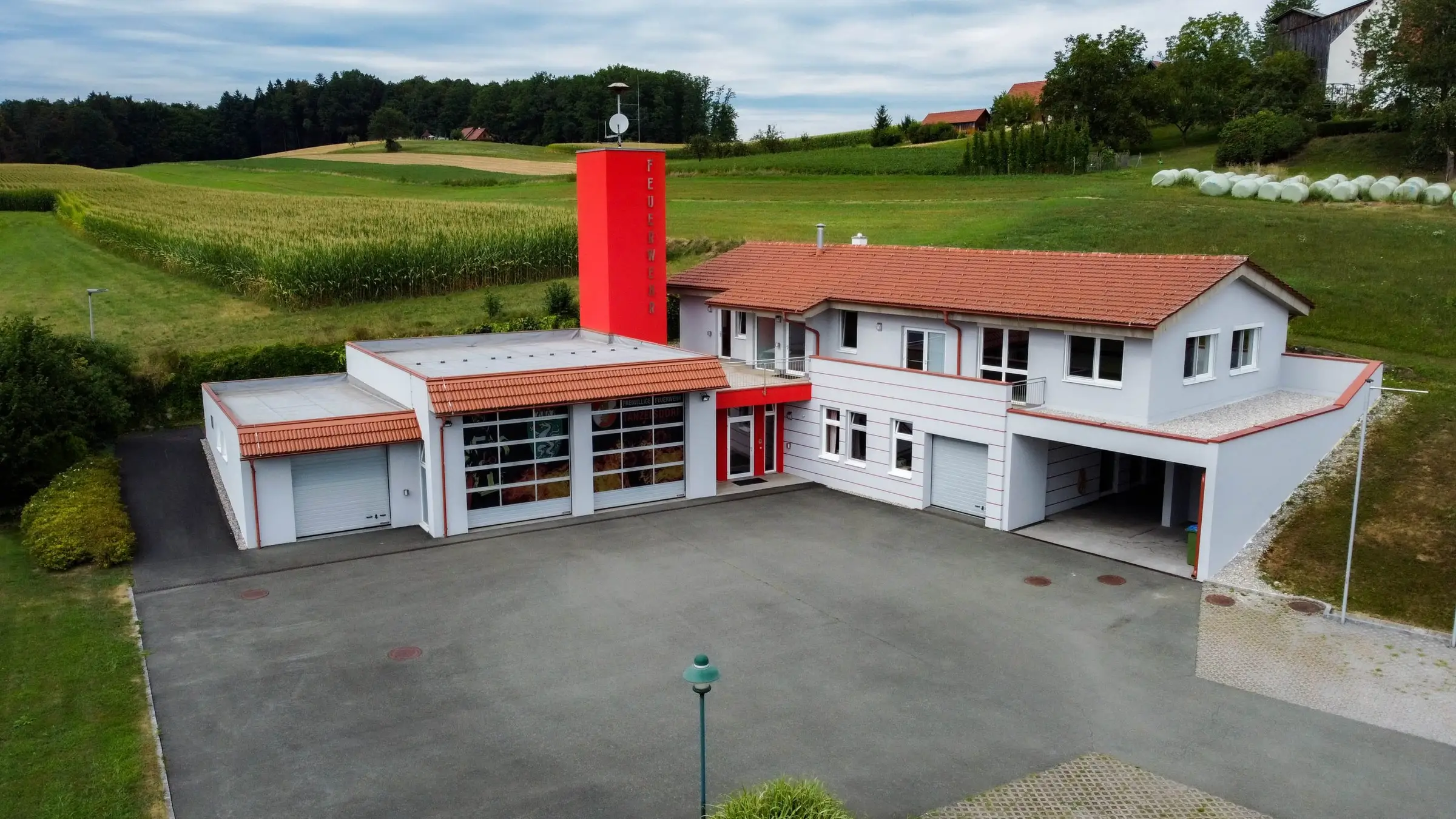 Das Rüsthaus der FF Tanzelsdorf aus der Luft, eingebettet in die Felder der Weststeiermark